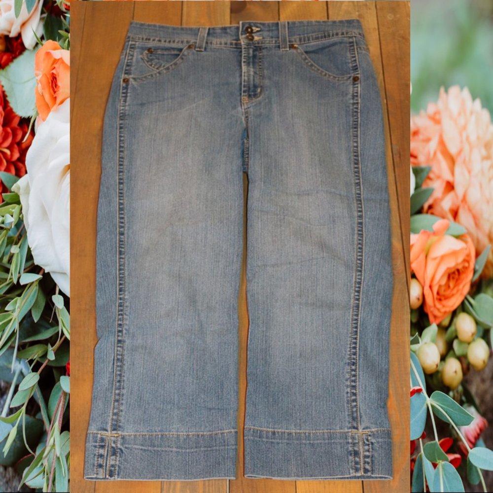 Gloria Vanderbilt Denim Capris – Size 12
